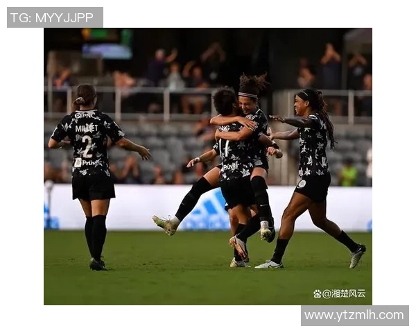 球员赛场求婚成功,观众掌声雷动